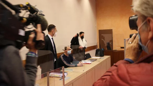 Der 44-j&auml;hrige An&auml;sthesist aus Bielefeld muss sich vor dem Detmolder Landgericht stellen. An seiner Seite Verteidigerin Susanne Renner und Verteidiger Axel Peter. Das Medieninteresse ist gro&szlig;. - &copy; Janet K&ouml;nig