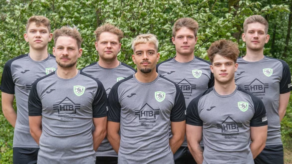 Fu&szlig;ball-Landesligist TSV Oerlinghausen stellt seine Neuzug&auml;nge mit (von links) Til Peikert, Julian Buslaff, Tim Zeihe, Mustafa Kaan Kavak, Marcel Schulze-Becking, Justin Lieder und Kay Peikert vor. - &copy; Egon Penner