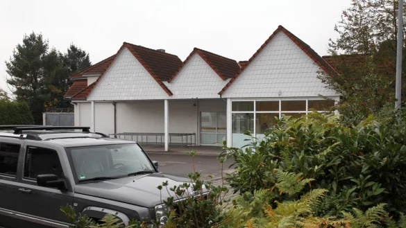 Die Tristesse wird verschwinden: In das leer stehende Gebäude an der Neuen Torstraße zieht ein Mix-Markt ein, der Ende November seine Pforten öffnen wird. - © Bernhard Preuss