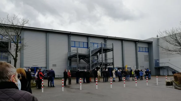 Abstand in der Schlange: Am Samstag klappte das vor dem Eingang zur Wahlversammlung der CDU erst gut, dann setzte Regen ein und bei der Registrierung im Vorraum knubbelte es sich. - &copy; Astrid Sewing