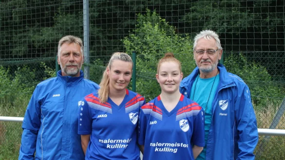 Nicht mehr im Amt: Martin Meerkötter (links), hier bei der Vorstellung der Neuzugänge im August 2016, ist nicht mehr Trainer des Frauenfußball-Landesligisten. Hans Rösner (rechts) übernimmt interimsweise. - © Archiv: Oliver König