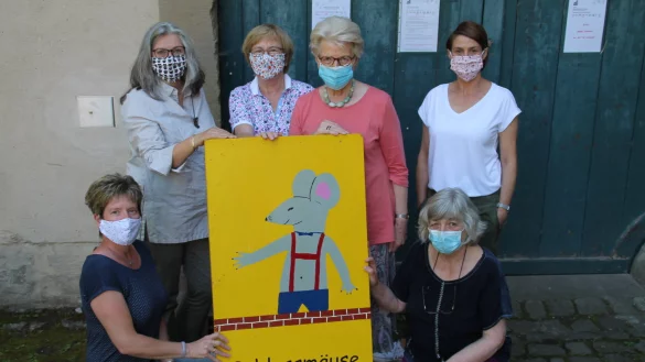 Die Kleiderstube der "Schlossm&auml;use" besteht seit f&uuml;nf Jahren. Bettina Kocis, Maren Siems-B&uuml;hrmann, Elsbeth Heym, Ulla Rohloff, Claudia Monika Lietz-Heger und Brunke-Mattern (von links) freuen sich trotz und mit Maske. - &copy; Judith Stracke