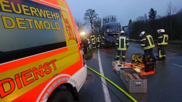 Einsatzkr&auml;fte sichern die Unfallstelle auf der Hornschen Stra&szlig;e. - &copy; Jost Wolf