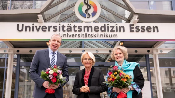 Blumen für den neuen Vorstand: Dr. Johannes Hütte, die Vorsitzende des Aufsichtsrates, Bärbel Bergerhoff-Wodopia (Mitte), und Prof. Dr. Angelika Eggert. - © Uniklinik Essen
