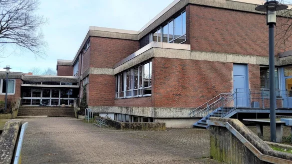 Der so genannte Neubau der Anne-Frank-Schule könnte saniert werden, anschließend Domizil der städtischen Musikschule werden und überdies als Quartierszentrum dienen. - © Katrin Kantelberg