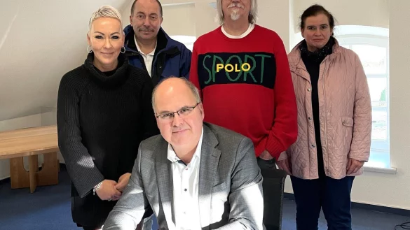 Unterzeichnung des Kooperationsvertrags: (von hinten links) Michaela.Flake (Kreis Lippe) , Dirk B&uuml;ker ( DRK-Ortsverband Schlangen), Michael Zans (Seniorenbeirat) und Bettina Meier (ev.-ref. Kirchengemeinde). Vorne sitzt B&uuml;rgermeister Marcus P&uuml;ster. - &copy; Gemeinde Schlangen