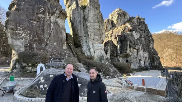 Landesverbands-Vize Arne Brand (links) und Bau-Chef Falk Julke oberhalb des Vorplatzes an den Externsteinen, von dem Besucher aufsteigen können. Auf der Pflasterfläche rechts wird das neue Kassenhäuschen stehen. - © Till Brand