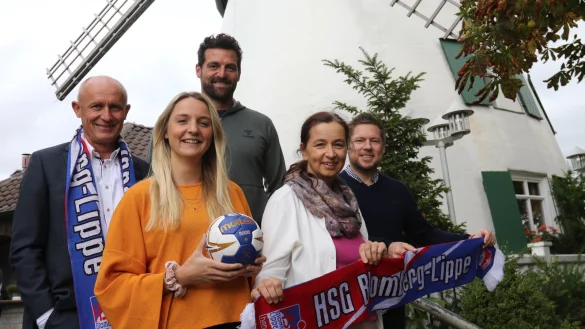 Freuen sich aufs Spiel: (von links) Ernst Thevis (Pr&auml;sident Rotary-Club Blomberg-Detmold), Franziska M&uuml;ller, Florian Kehrmann, Gabriele Sbrisny (Rotary-Club) und Torben Kietsch. - &copy; Oliver K&ouml;nig