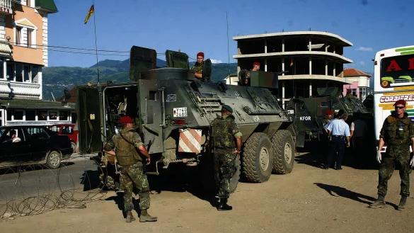 Stationiert im Kosovo: Bundeswehrsoldaten an einer mobilen Stra&szlig;ensperre bei der Kontrolle von Fahrzeugen in Prizren. - &copy; PIO Prizren