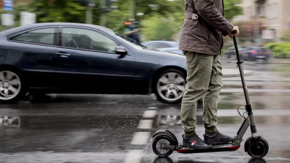 Fahren mit dem E-Scooter - &copy; Foto: Christoph Soeder/dpa/dpa-tmn