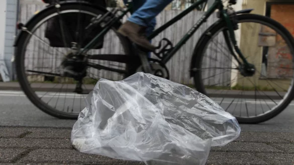 Diese T&uuml;te ist nur f&uuml;r das Foto auf der Stra&szlig;e gelandet. Sie wird jetzt weiter benutzt. Nichtsdestotrotz gibt es viel M&uuml;ll der in der Landschaft landet &ndash; es wird immer mehr. - &copy; Vera Gerstendorf-Welle