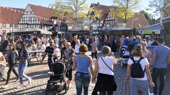 Gut gef&uuml;llter Salzhof: Der Streetfood Circus zog im vergangenen Jahr bei sch&ouml;nstem Altweibersommer viele G&auml;ste an. Archivfoto: Thomas Reineke - &copy; Thomas Reineke