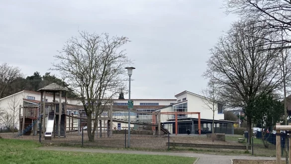 Die Grundschule Auf der Insel in Augustdorf braucht mehr Räume, weil die Schülerzahlen weiter steigen. Schulcontainer als Zwischenlösung werden wohl noch auf sich warten lassen - der Ausschuss für Jugend, Sport und Soziales kam zu keinem Mehrheitsbeschluss. - © Archivfoto: Cordula Gröne
