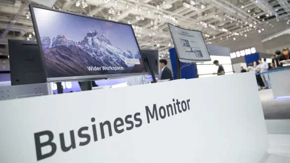 Computermonitore im Handel - &copy; Foto: Florian Schuh/dpa-tmn