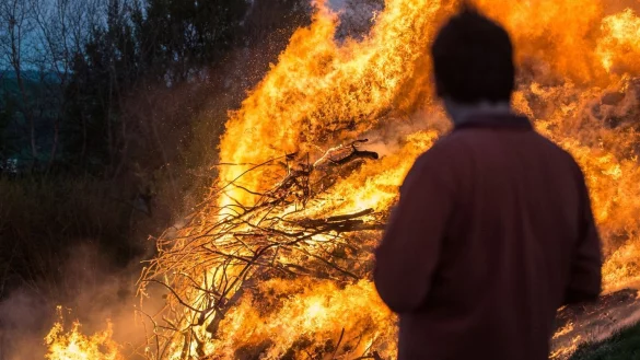 Vorsicht beim Osterfeuer - &copy; Foto: Caroline Seidel/dpa/dpa-tmn/Archiv