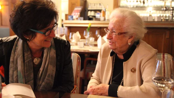 LZ-Redakteurin Silke Buhrmester mit Erna de Vries. - © Archivfoto: Bernhard Preuss