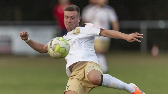 Hei&szlig;er Titelanw&auml;rter: Thomas Stirz und der Blomberger SV. - &copy; Egon Penner