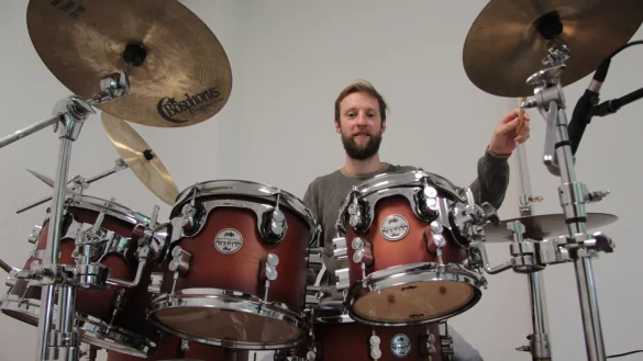 Der Detmolder Julian Buhe ist Musiker. Doch durch Corona fallen die Auftritte weg. Deshalb hat er sich als Schlagzeuglehrer selbst&auml;ndig gemacht. - &copy; Carolin Brokmann-F&ouml;rster