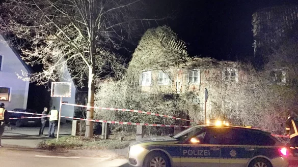 Das Dach fehlt: Das fr&uuml;her landwirtschaftlich genutzte Geb&auml;ude steht direkt an der Hauptstra&szlig;e der Ortschaft Erkeln. In der Nacht zu Heiligabend st&uuml;rzte der Dachstuhl ein. - &copy; Feuerwehr Brakel