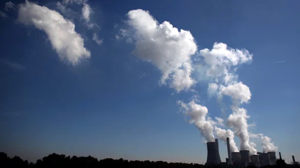 Dampf steigt auf: Zu den st&auml;rksten Produzenten von Treibhausgas geh&ouml;ren die Energieversorger beim Verbrennen fossiler Brennstoffe. Der Klimaschutzplan NRW richtet sich aber an alle im Land. - &copy; dpa