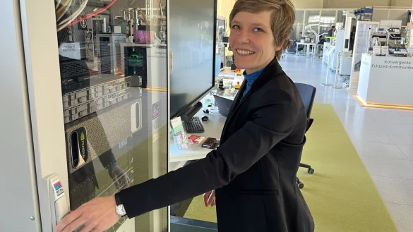 Dr. Gesa Benndorf ist bei Fraunhofer verantwortlich für das neue Leistungszentrum am Standort Lemgo. Hier steht sie an einem Serverschrank in der "SmartFactory". - © Till Brand