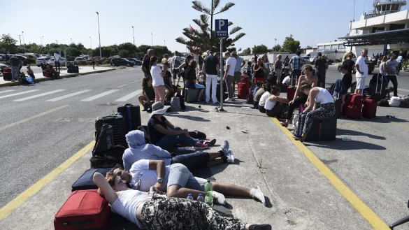 Vor dem Flughafen auf Kos - © Foto: Nikos Christofakis