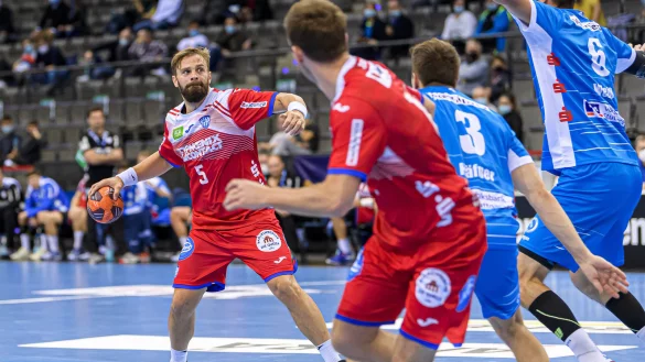 W&auml;hrend Bobby Schagen den Raum frei macht, ersp&auml;ht Andrej Kogut die L&uuml;cke zwischen den Stuttgartern Max Haefner und Dominik Weiss (Stuttgart). Foto: Marco Wolf - &copy; Marco Wolf