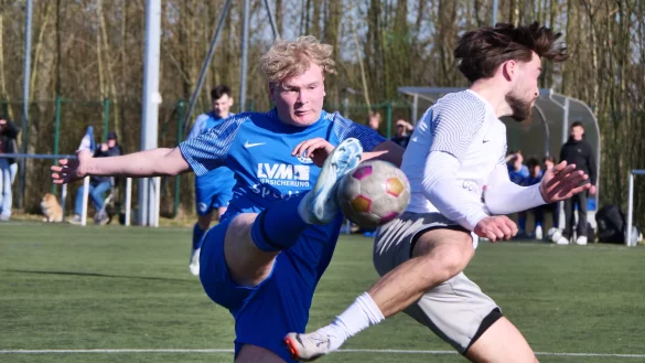 Mutig wirft sicht Asemissens Kevin Wolf (rechts) in den Schuss von Lemgos Leon Kienast. - &copy; J&ouml;rg Hagemann