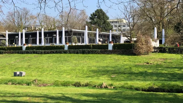 Noch geschlossen: Die ehemaligen Seeterrassen direkt am Kurparksee, die bald unter neuem Namen firmieren sollen. Neuer P&auml;chter ist die "Cafe Extrablatt"-Kette. - &copy; Thomas Reineke