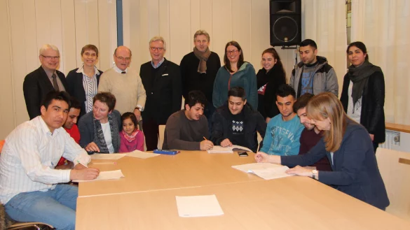 Förderung für die Flüchtlingshilfe: (hinten, von links) Andreas Schmuck, Prof. Dr. Lucia Mühlhoff, Dr. Thomas Richter, Rudolf Westerheide und Jörg Pohlmann vom Rotary Club Lemgo-Sternberg mit Dagmar Begemann, Lerngruppenteilnehmern, Ehrenamtlichen und weiteren Unterstützern. - © Tobias Schneider