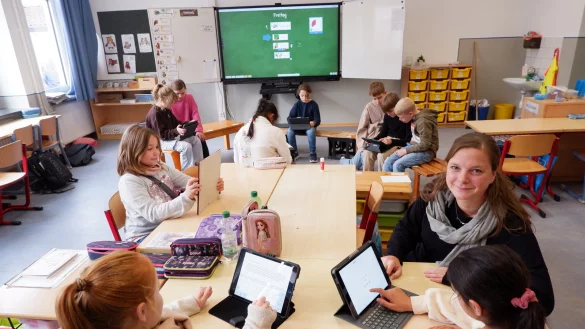 Christina Topolski ist nicht nur Schulleiterin, sondern auch Klassenlehrerin einer vierten Klasse. Der Kontakt zu den Sch&uuml;lerinnen und Sch&uuml;lern ist ihr sehr wichtig. - &copy; Lorraine Brinkmann