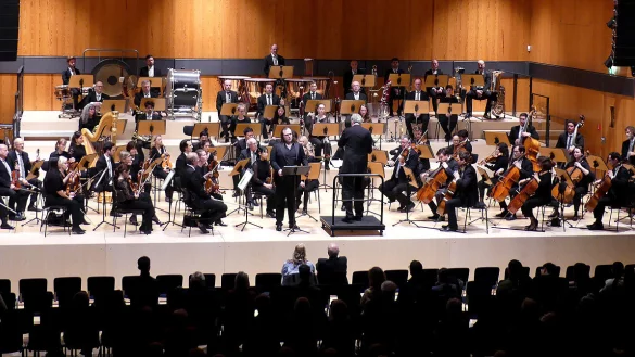 Die Nordwestdeutsche Philharmonie unter der Leitung von Frank Beermann mit dem Bariton Aleksei Isaev. - &copy; Rudi Rudolph