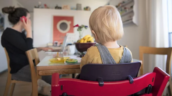 Klinkenputzen per Telefon: Die Suche nach einem Kinderarzt ist für Eltern angesichts des großen Mangels langwierig und mühsam. Ein paar wichtige Infos helfen. - © dpa