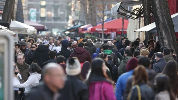 - &copy; David Young/dpa