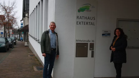 Extertals B&uuml;rgermeister Frank Meier und die CDU-Bundestagsabgeordnete Kerstin Vieregge freuen sich &uuml;ber die Gelder des Bundes f&uuml;r den Breitbandausbau. - &copy; B&uuml;ro Kerstin Vieregge