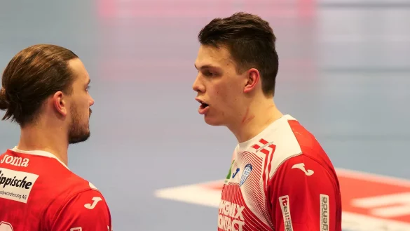 Feierte seinen 23. Geburtstag in Dessau: Frederik Simak (rechts), hier im Austausch mit Marcel Timm. - &copy; J&ouml;rg Hagemann