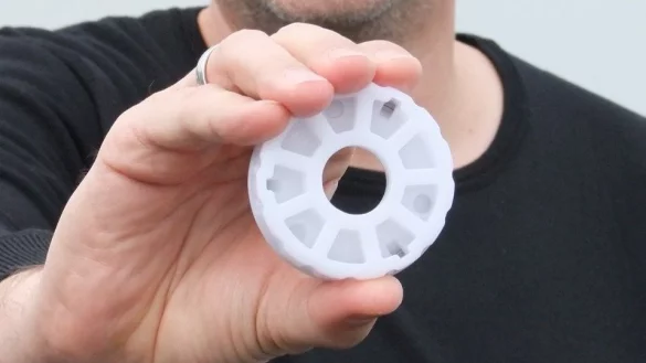 Das kleine wie runde Teil hei&szlig;t &bdquo;Spacer": Produziert wird es in Hohenhausen in der Firma von Jens Strate. - &copy; Axel B&uuml;rger