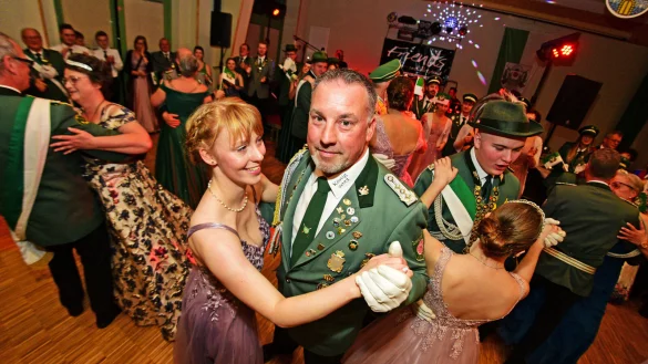 Die amtierenden Majestäten Maik Hagemeier, Stadtschützenkönig, und Lea Wintjes, Jungstadtschützenkönigin, eröffnen den Schützenball. - © Nicole Ellerbrake