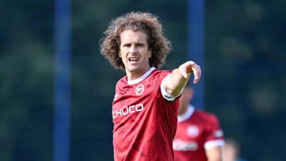 Immer 100 Prozent: Wenn Mael Corboz ausnahmsweise mal nicht l&auml;uft, erteilt der Arminia-Kapit&auml;n seinen Mitspielern Anweisungen. - &copy; Teresa Kroeger