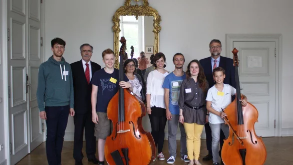 F&ouml;rderer und der Nachwuchs: Hans Laven (Zweiter von links, Sparkasse Paderborn-Detmold) und Thomas Trappmann (rechts, Philharmonische Gesellschaft OWL) besuchen das Sommerakademie-Team und lernen die Teilnehmer kennen. - &copy; HfM Detmold/Plettenberg