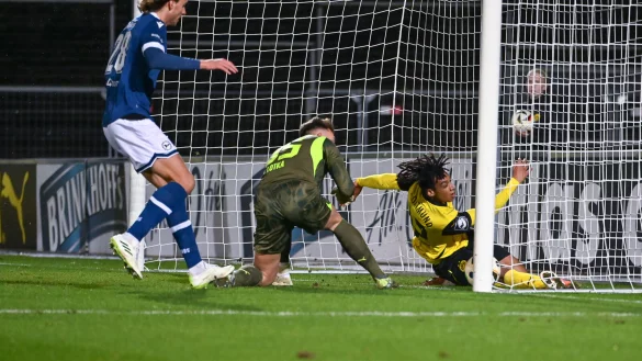 Da guckst du: BVB II-Keeper Marcel Lotka und Filippo Man&eacute; (r.) k&ouml;nnen dem Ball nur hinterherschauen. Arminias Roberts Uldrikis muss nicht mehr einschreiten. - &copy; Teresa Kroeger