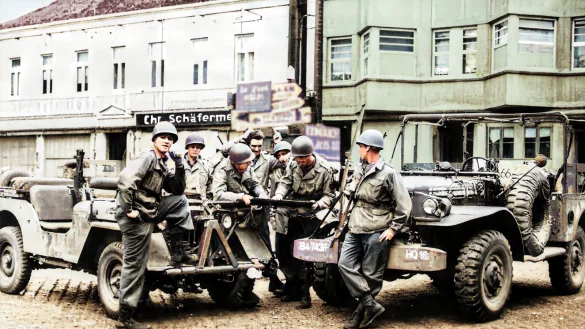US-Soldaten auf dem Lagenser Marktplatz. Dort war im damaligen Hotel Freitag die amerikanische Militär-Kommandantur untergebracht. Es handelt sich um ein nachträglich koloriertes Foto. - © Quelle: Sammlung Hans Jacobs