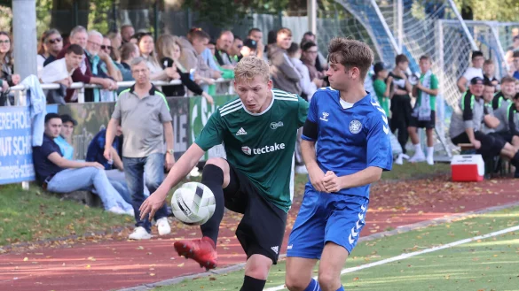 Schlangens Kevin Jay Baumeister (rechts) kommt im Ortsderby gegen die Sportfreunde Oesterholz-Kohlstädt, hier Jerome Bernet, einen Schritt zu spät. - © Paul Cohen