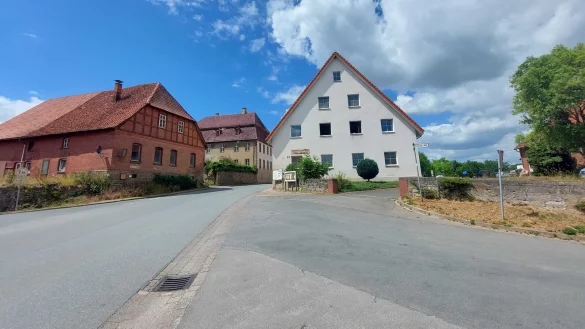 In dem wei&szlig;en Mehrfamilienhaus am Rande der Weserstra&szlig;e ist der Tatort versiegelt. - &copy; Janet K&ouml;nig