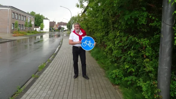Rolf Kamphausen von der Lagenser SPD setzt sich f&uuml;r einen Geh- und Radweg an der Ehlenbrucher Stra&szlig;e ein. - &copy; SPD