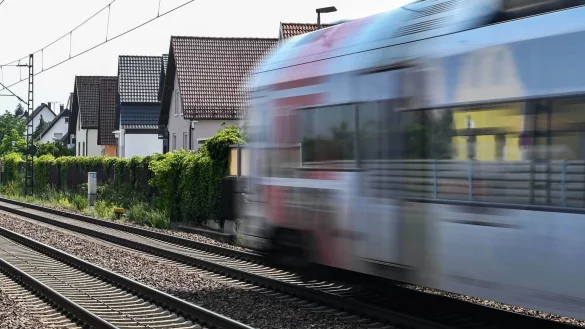 Bahnl&auml;rm von Z&uuml;gen - &copy; Foto: Uli Deck/dpa