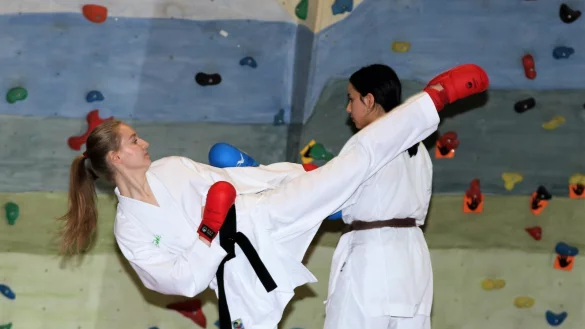 Kseniia Yerokhina (links) vom Dojo Lemgo-Lippe im Training mit Yagmur Alper aus dem Landeskader. Sie zeigt hier ihre Spezialtechnik Ura-Mawashi Geri. - &copy; Oliver K&ouml;nig