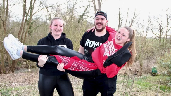 Wer gewinnt &bdquo;United Voices &ndash; das gr&ouml;&szlig;te Fanduell der Welt?" Mit viel Leidenschaft haben (von links) Melissa Schmidt, Marcel Pezhman und Marleen Sdahl ihre Performance f&uuml;r ihre Idole vorgetragen. - &copy; Heidi Stork