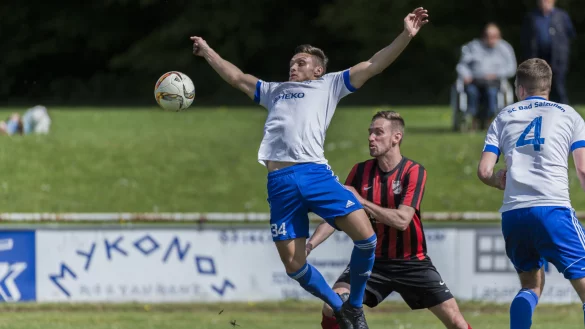 Fledermaus: In dieser Szene wird der Salzufler Edgard M&uuml;ller (links) vom L&ouml;hner Marc Rinnelt unfair angegangen, was in einer Flugeinlage und einem Freisto&szlig; m&uuml;ndete. - &copy; Egon Penner