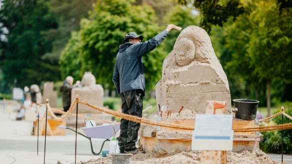 Impression vom Speed-Carving-Wettbewerb bei den Sandwelten 2021. - &copy; Besim Mazhiqi